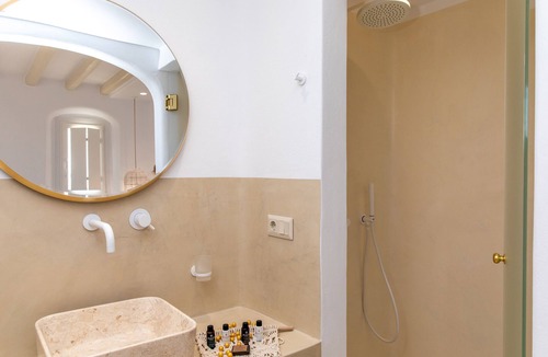 Plaka Villa | Villa Gold&White