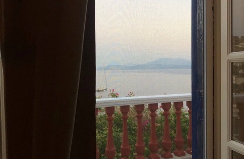 Hydra Villa | Villa Hydra Estrella is Offers views of the port and town