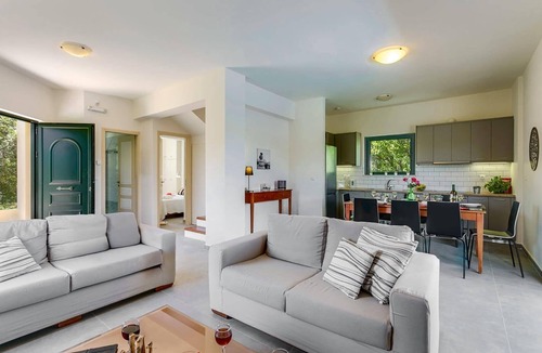 Pyrgos Psilonerou Villa | Villa Ilos by Villa Plus