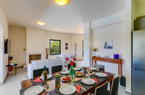 Pyrgos Psilonerou Villa | Villa Ilos by Villa Plus