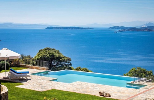 Glossa Villa | Villa Isyren, Divine Sea Views, Private Infinity Pool, Spacious Furnished.