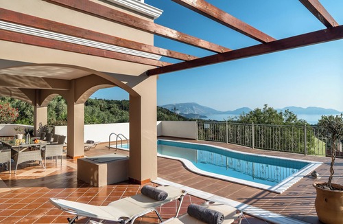 Manganos Villa | Villa 'Kumusha' with Sea View, Pool, Garden & Wi-Fi