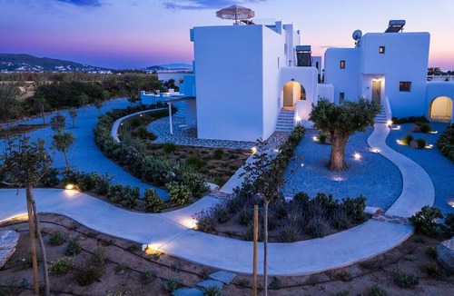 Plaka House | Villa Matina cycladic inspired home in Plaka