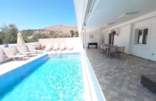 Georgioupolis Villa | Villa Oniro- Less than 5-Min Walk to Kalivaki Beach with private pool