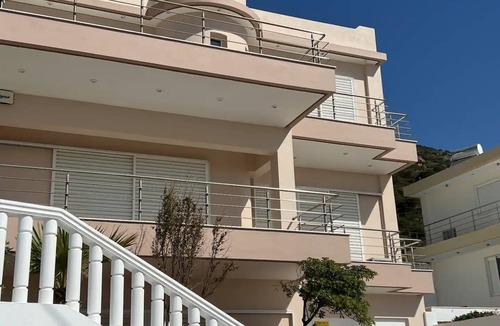 Kaki Thalassa House | Villa over the Aegean waves