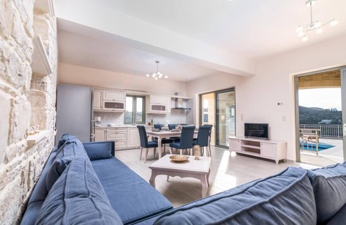 Kamilari Villa | Villa Ovgoro – Luxury 3-Level Villa with Heated Pool, Jacuzzi & Panoramic Views