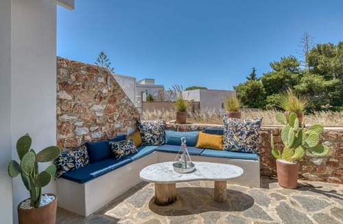 Aliki House | Villa Paros Greece, Alyki, 500 meters from beaches, restaurants and shops