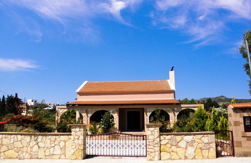 Gennadi Villa | VILLA ROSILA,CHARMING SPACIOUS HOME JUST A STROLL FROM GENNADI BEACH
