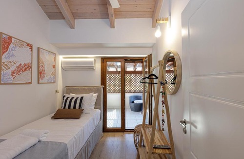 Kato Galatas Villa | Villa Seashell -Wonderful newly renovated villa on the beach