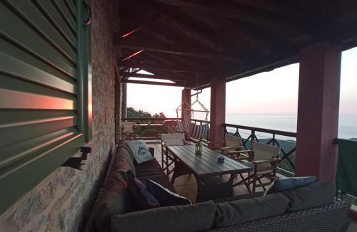 Agia Villa | Villa Sklithro in the heart of the forest with magnificent view of the sea just 10 minutes from it