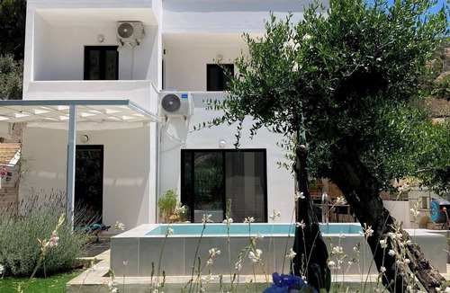 Pefki Villa | Villa "Tην αιώνια φωτιά" with a private pool and hot tub near the sea