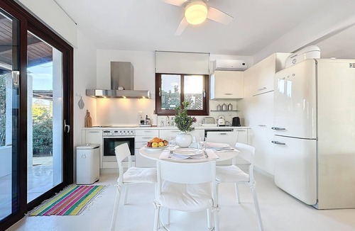 Plepi Villa | Villa 'The White By Seaviews' with Sea View, Wi-Fi and Air Conditioning