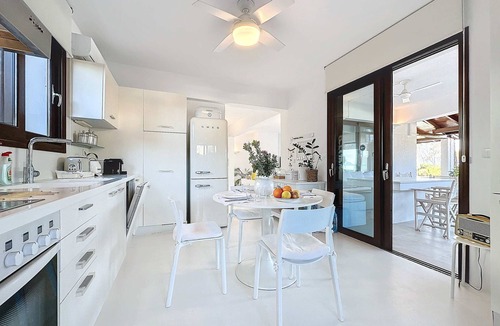 Plepi Villa | Villa 'The White By Seaviews' with Sea View, Wi-Fi and Air Conditioning