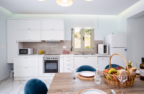 Asteri Villa | Villa Vera - 5 bedroom villa, 5 bathrooms, with heated pool and outdoor jacuzzi