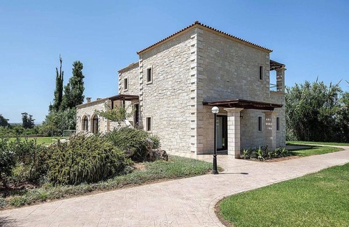 Platanias Town Villa | Villas Platanias 4 bedroom villa II with a heated pool