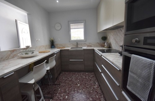 Kalyvia Thorikou Apartment | VillaVita Modern 3BR,Garden & BBQ, Walk to Beach