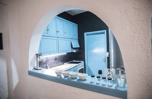 Kokinos Pirgos House | Vintage chic seaside maisonette is located on just a few meters from the beach.