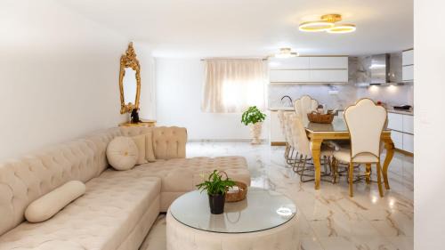 Neo Kalamaki House | Virginia Suite - Jacuzzi Retreat in Kalamaki