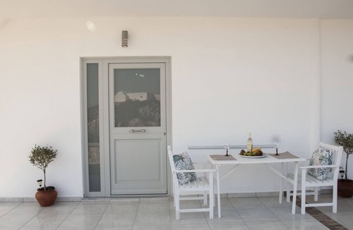 Menetai Apartment | Vista Mare Suites , 2 min drive to the sea (3)