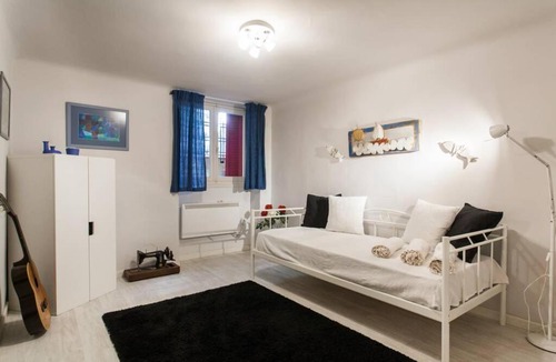 Exarhia Apartment | «Vitamin C» Flat+yard space! 5 min to metro