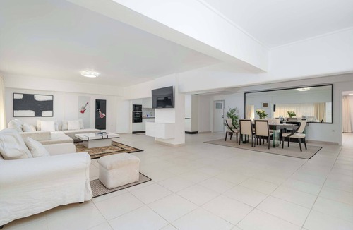 Voula Villa | Voula Luxury Modern Living 1 Bd Apt with Garden