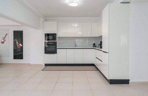 Voula Villa | Voula Luxury Modern Living 1 Bd Apt with Garden