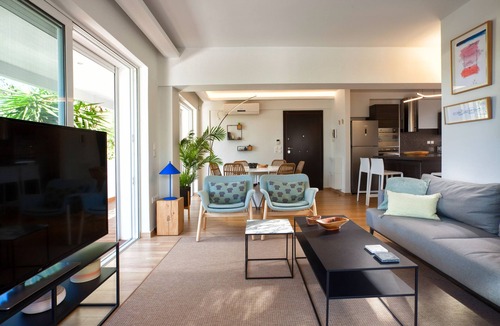 Vouliagmeni Condo | Vouliagmeni Beach Stylish house private garden