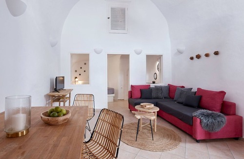 Finikia Villa | (w) Executive Cave Villa with Outdoor Hot Tub