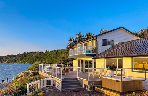 Freeland Cottage | Waterfront paradise with private beach, hot tub, & sound views - dogs OK