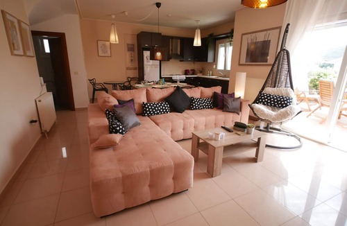 Nea Iraklitsa Villa | We are committed to making your experience genuine