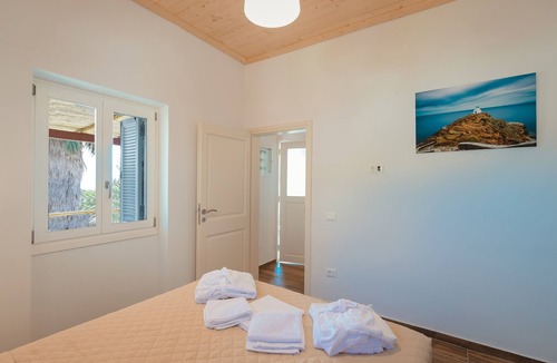 Platis Gialos Bed & Breakfast | White & black Suites – Suite Four