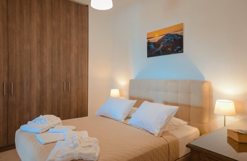 Platis Gialos Bed & Breakfast | White & black Suites – Suite Four