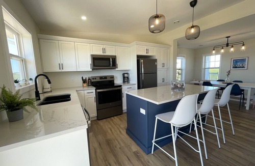 Anglo Rustico Cottage | Your Perfect Fall Getaway- Only a 5 Minute Walk From Beautiful North Shore Beach