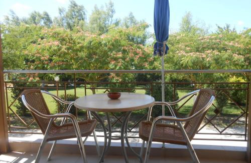 Perama Apartment | Zisis Garden Studios