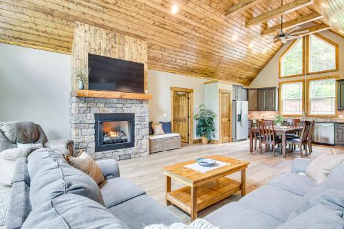 11 Mi to Chimney Rock! All-Season Family Escape in Mill Spring