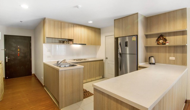 2 Bed/2 Bath Apartment/Biggest Pool/WiFi in กทม
