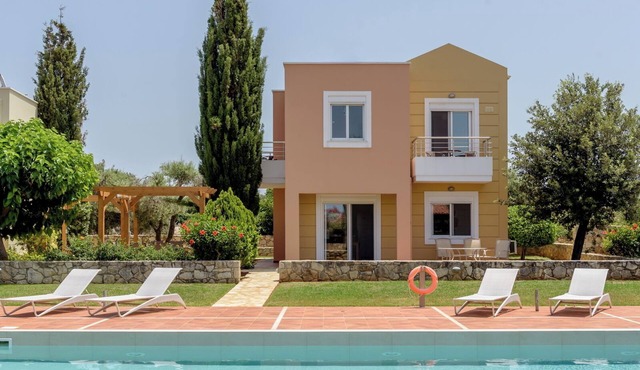 3-bedroom Villa Salvia, Serene Escape, Garden&Sparkling Pool, fast WiFi, AC