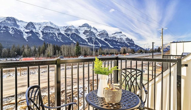 3BR Rockies Haven Near Banff w/Private Patio in Harvie Heights