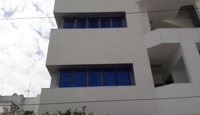 5 min from airport, near metro, Olympic-size swimming pool, fitness trail. in tunis