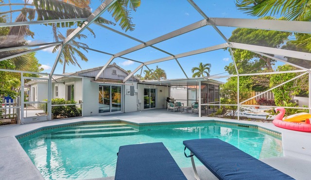 5 min Walk to Beach ~ King Bed ~ Beach Chairs in West Palm Beach