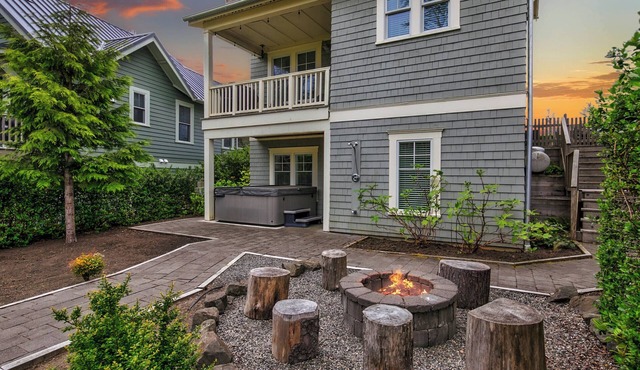 5 Min Walk to Beach, Dining, & Shops, PVT Hot Tub + Fenced Yard, Dog Friendly in Pacific Beach
