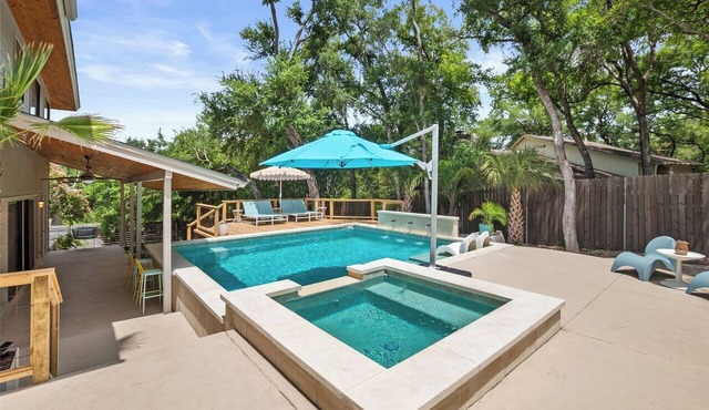 5BR Group Retreat w/Pool in Austin, 4 Mi to Dtwn in Austin