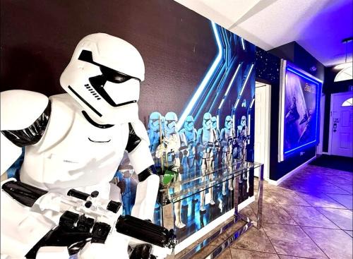 5BR Near Disney - Star Wars Theater, Arcade Games, Poolside Cinema, 3 King Villa in Orlando