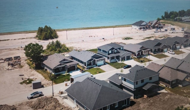 8 Minutes to Huron Sand Beaches. Prettiest Town Goderich in Goderich