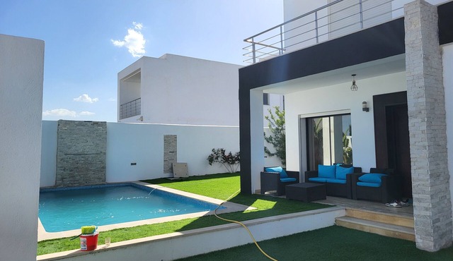 A charming villa with swimming pool 400m