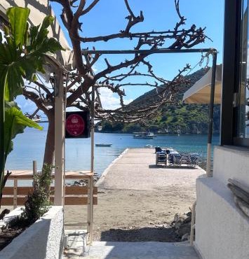 A&K Seafront Apartment 10m to Beach-Private Access,Tolo