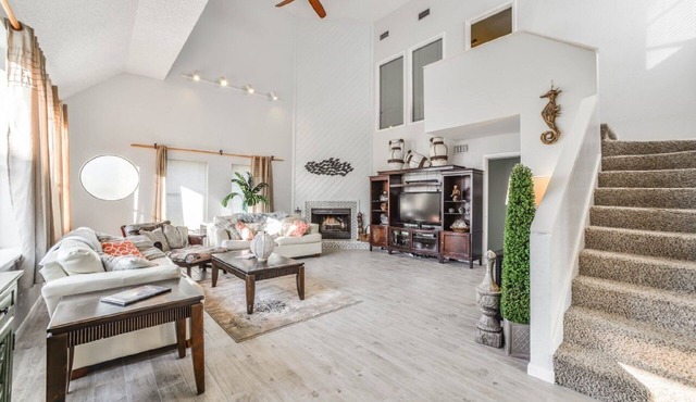 Almost Beachfront- Beautiful Pirates Beach home- Sleeps 14-Steps to beach! in Galveston