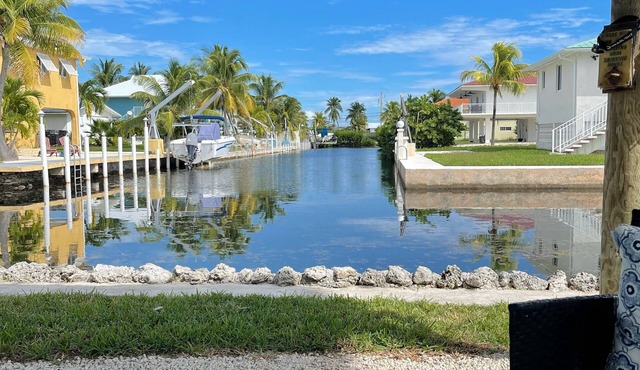 Amazing Pool & Canal Ground Level Home, Ocean access in Big Pine Key