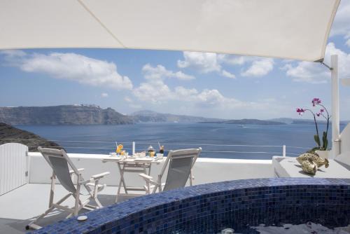 Ambition Suites in Oia