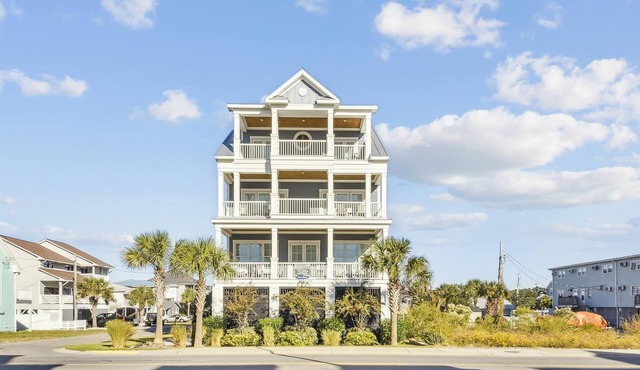 Amen Corner, 7 BR Luxurious Home across street from Beach - Private Pool, Game Room, Gourmet Kitchen, Putting Green in NORTH MYRTLE BEACH